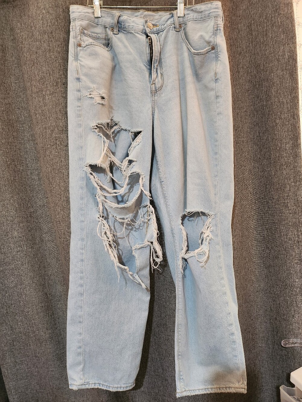 American Eagle Outfitters Light Blue Distressed Boyfriend Jeans